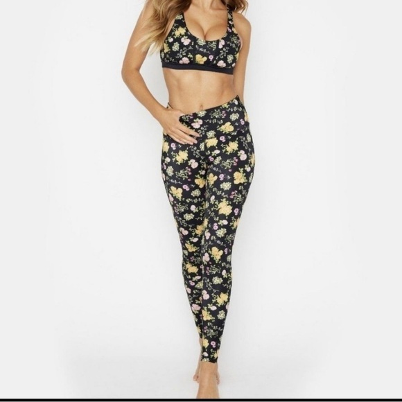 NWT Beach Bunny Women’s Sunny SPF 50+ Black Floral Ruched Booty Legging Size 4 - Picture 1 of 6